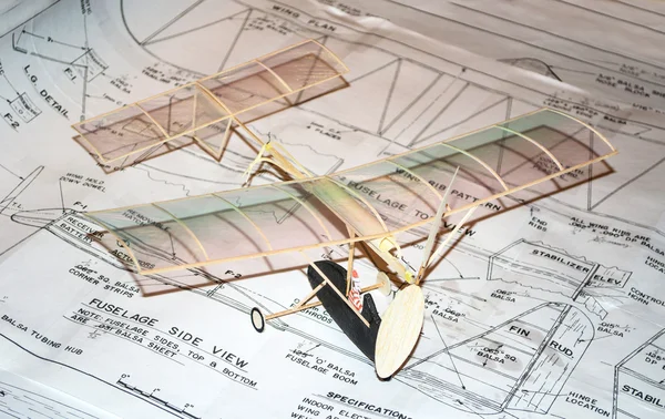 Создание игрушечного самолета — стоковое фото