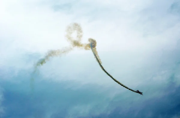 Stunt uçağı döngüler bir hava gösterisi yapar — Stok fotoğraf