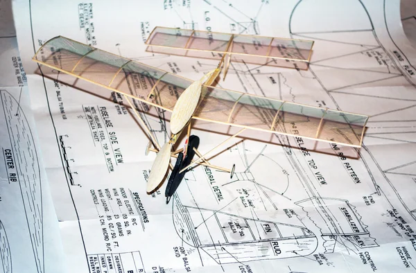 Model airplane on plans — Stock Photo, Image