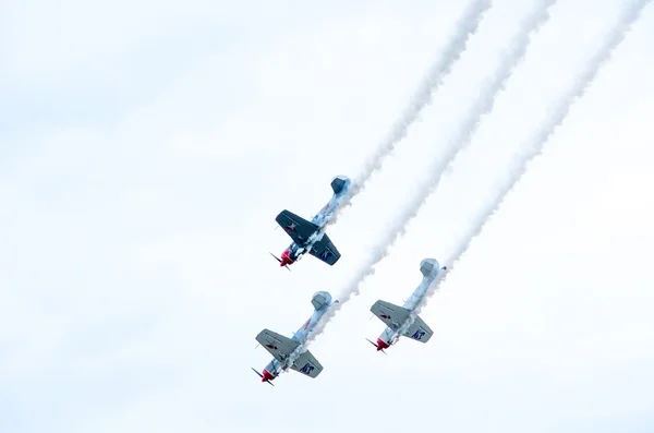 Aviões de acrobacias voam em formação — Fotografia de Stock