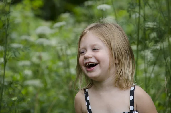 Lachendes kleines Mädchen — Stockfoto