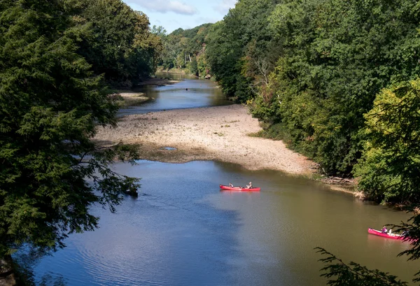 Pessoas em Canoas se divertindo em Sugar Creek — Fotografia de Stock