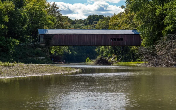 Covered bridge over sugar creek — Stock Photo, Image