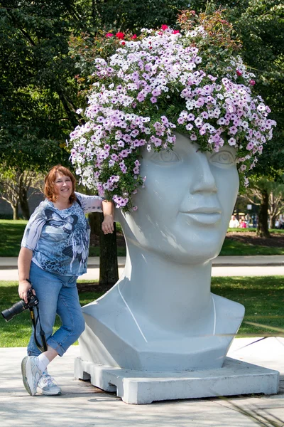 Tourist next to flowering head — Stock Photo, Image