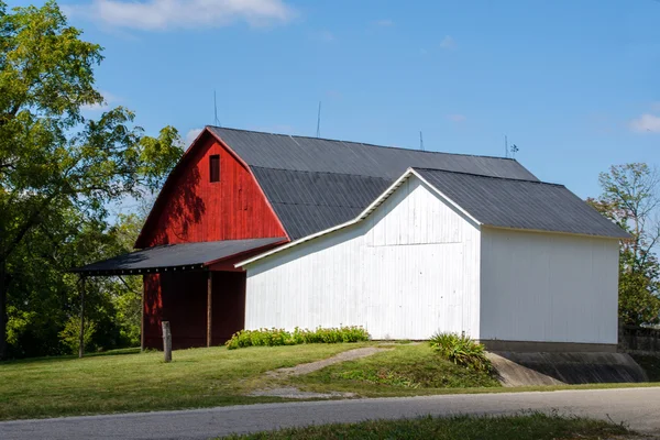 在印第安纳州的红色和白色谷仓 — 图库照片