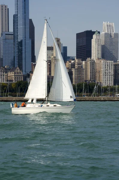 Segla förbi chicago på lake michigan — Stockfoto