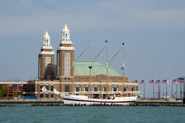 Navy pier vysoké lodi a cestovní ruch v Chicagu — Stock fotografie