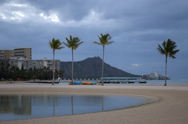 Hotels en strand in honolulu hawaii — Stockfoto