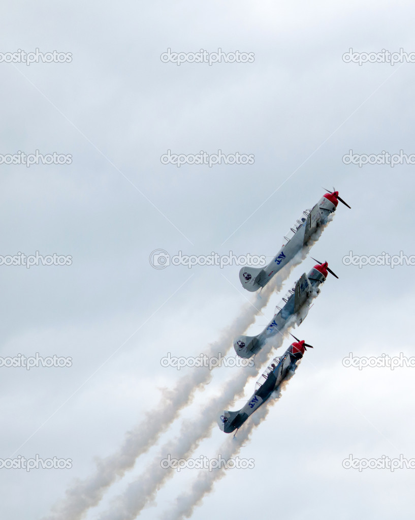 Airplanes soar strsight up at an air show in Kalamazoo michigan — Stock