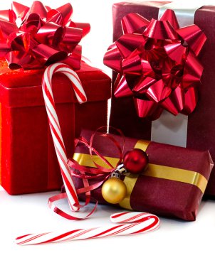 Kırmızı hediyeler ve üzerinde beyaz izole şekerler