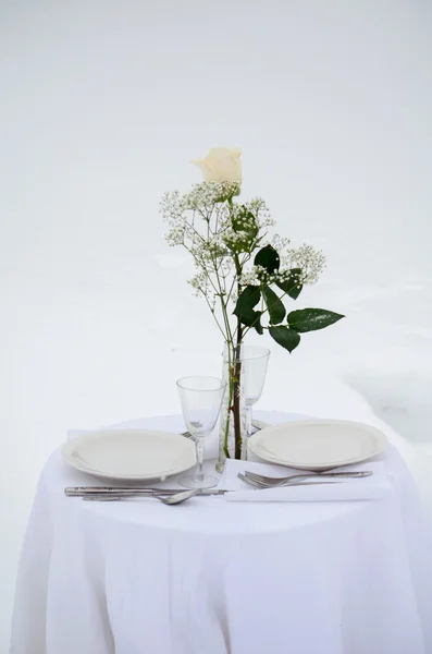 Dinner for two in the snow — Stock Photo, Image