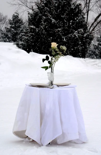 Romantic dinner for two in the snow — Stock Photo, Image