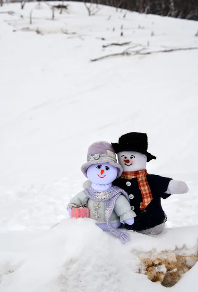 Couple bonhomme de neige jouant dans la neige — Photo