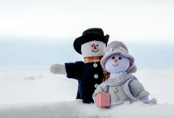 Boneco de neve casal ao ar livre na neve — Fotografia de Stock