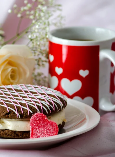 Delicious whooppe pie and a red and white heart mug of coffee — Stock Photo, Image