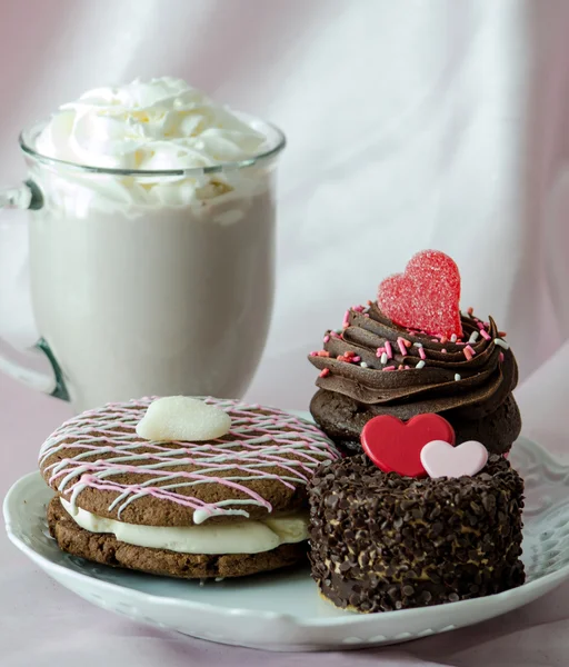 Doces e caneca de chocolate mocha frappuccino com chantilly — Fotografia de Stock