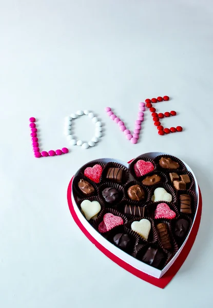 Αγάπη και ένα κουτί με γλυκά του Αγίου Βαλεντίνου — Φωτογραφία Αρχείου
