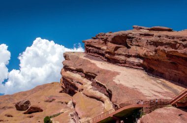 Kırmızı kaya tabakaları ve oluşum kayaları Morrison Colorado 'daki Red rocks parkında bulunur.