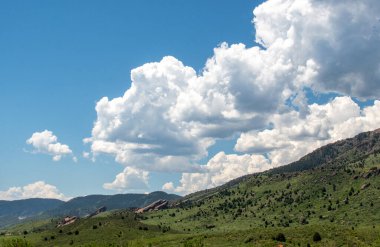 Morrison Colorado ABD 'deki Red rocks parkının yakınında bu ilginç jeolojik oluşumda güzel dağ ve kayalar oluştu.