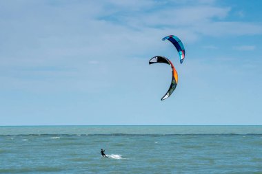 St. Joseph MI USA, 26 Eylül 2021; bir uçurtma sörfçüsü Michigan Gölü 'nün tadını çıkarırken, ikinci bir uçurtma sörfçüsü hızla arkasından yaklaşır.
