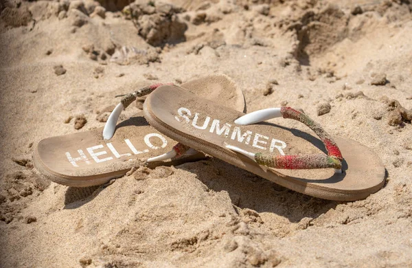 Ein Sandüberzogenes Paar Flip Flops Liegt Strand Und Die Worte — Stockfoto