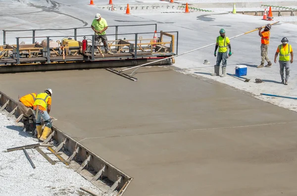 Midway Airport Chicago Usa June 2021 Hard Workers Lay Fresh — Stock Photo, Image