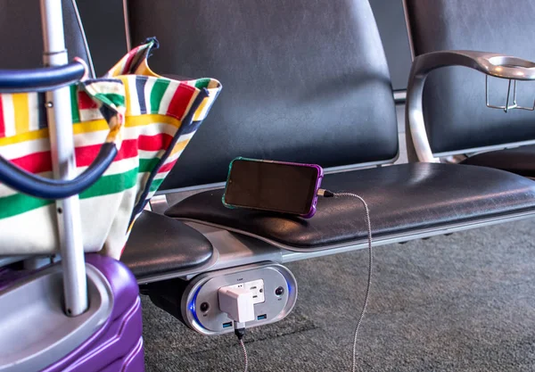 Passenger Airport Uses Ready Plug Conveniently Located Seats Gate Waiting — Stock Photo, Image