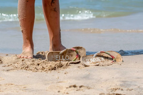 Pair Sandy Legs Stand Abandoned Flip Flops Words Hello Summer — Stock Photo, Image