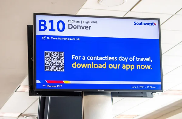 Denver International Airport Colorado Usa June 2021 Helpful Sign Travelers — Stock Photo, Image