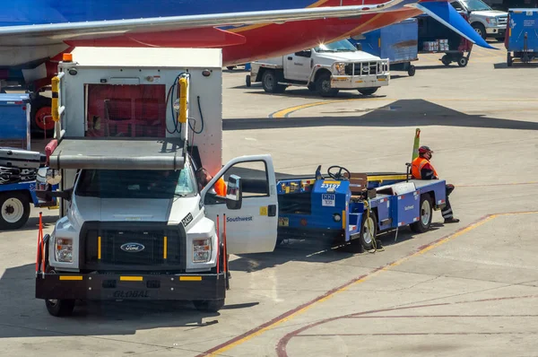 Denver Airport Colorado Usa June 2021 Worker Waits Incoming Plane — Stock Photo, Image