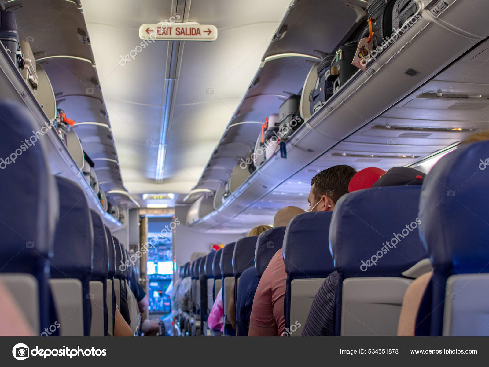 Avião Cheio Pessoas Senta Pista Espera Descolagem — Foto © inyrdreams  #534551878, image size:1600x1201