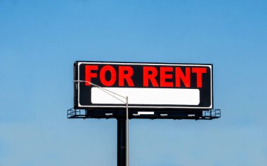 Amerika 'da işlek bir otoyolda kiralanan boş ilan panosu.