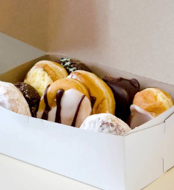 Çeşitli tatlarda bir kutu donut.