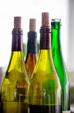 Tatil partisinde, bir şişe şarabın yarısı dolu.