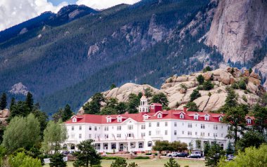 Estes Park Colorado 6 Ağustos 2014; Colorado kayalık dağlarına karşı büyük bir otel güzel bir dönüm noktasıdır, ama daha çok 