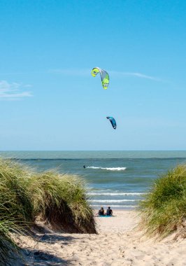 St Joseph Michigan ABD 26 Eylül 2021; Bir çift uçurtma sörfçüleri güneşli bir yaz gününde Michigan Gölü 'nde kaymak kaymak
