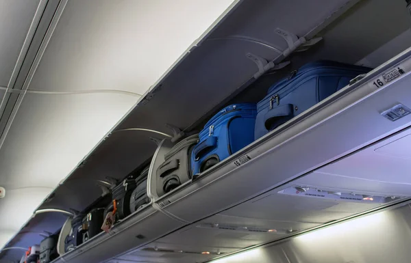 Bagaż Podręczny Jest Przechowywany Kontenerach Zatłoczonym Samolocie — Zdjęcie stockowe