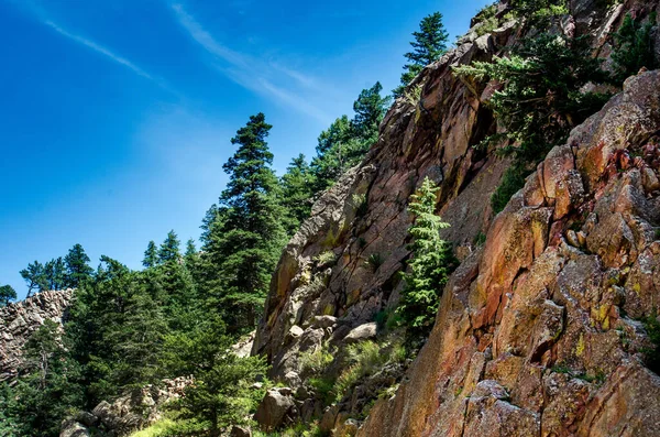 Скалистые Скалы Колорадо Покрыты Соснами Опасное Захватывающее Восхождение Экстремальных Спортивных — стоковое фото