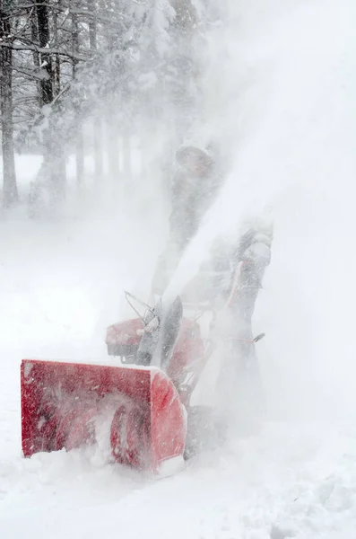 Trabalhador Está Totalmente Coberto Neve Enquanto Usa Ventilador Neve Para — Fotografia de Stock