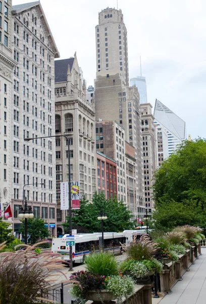 芝加哥Il Usa 2012年8月12日 美国伊利诺斯州芝加哥市中心美丽的车程 过去著名的建筑和摩天大楼 — 图库照片