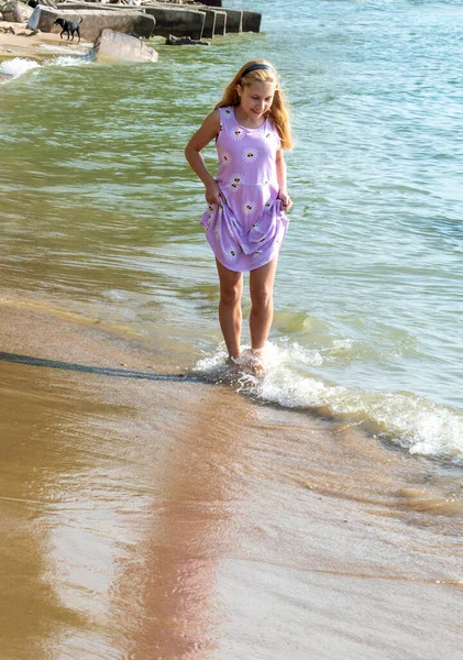 Uma Menina Bonita Com Cabelos Loiros Caminha Praia Longo Lago — Fotografia de Stock