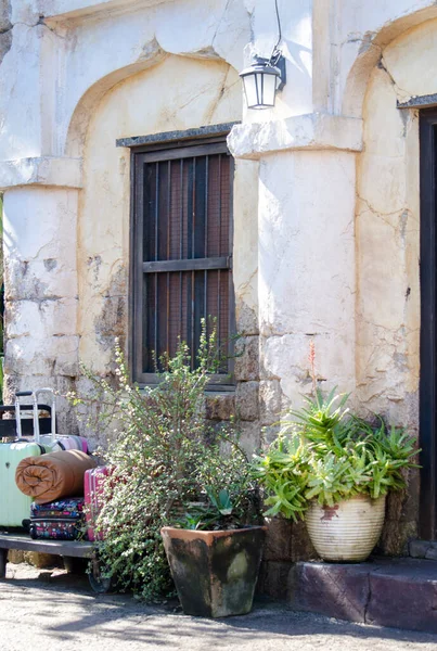 Gyönyörű Boltíves Ablakok Egy Stukkó Szálloda Oszlopok Cserepes Növények — Stock Fotó