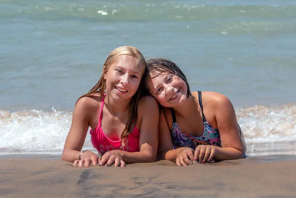 Dos Chicas Jóvenes Muestran Que Son Las Mejores Amigas Que — Foto de Stock