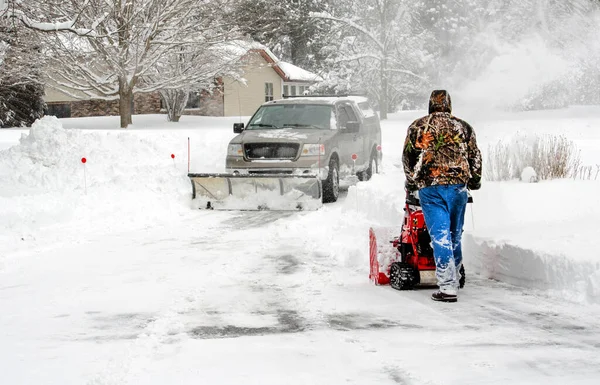 Uma Equipe Com Arado Neve Soprador Trabalham Duro Para Limpar — Fotografia de Stock