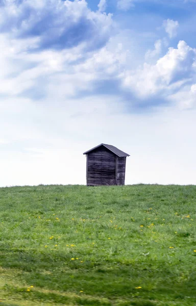 Крошечный Деревянный Амбар Сидит Маленький Одинокий Вершине Холма — стоковое фото