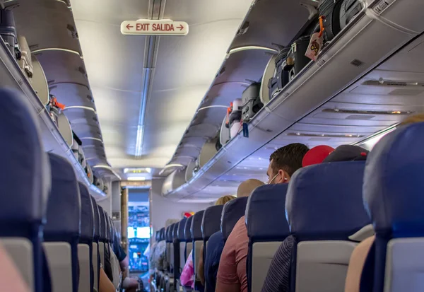 Een Vliegtuig Vol Met Mensen Zit Startbaan Wachten Tot Het — Stockfoto