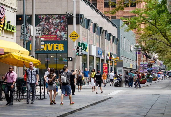 Denver Colorado August 2014 People Walk Busy Outdoor Shopping Mall — Stock Photo, Image