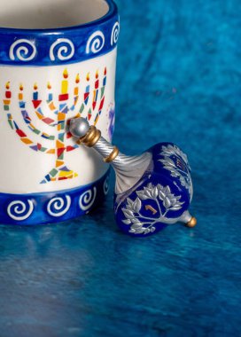 Hanuka 'da en sevilen oyun dreidel oyunudur, bu süslü aleti ve çikolata sikkelerini kullanarak..