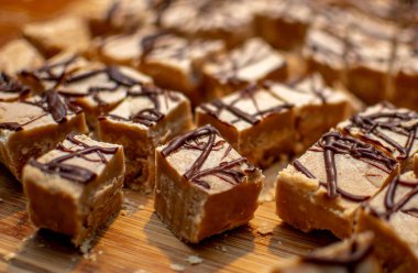 Şekerli Fıstık Ezmeli Şekerleme Bayram tatlı tepsileri için parçalara ayrılıyor.