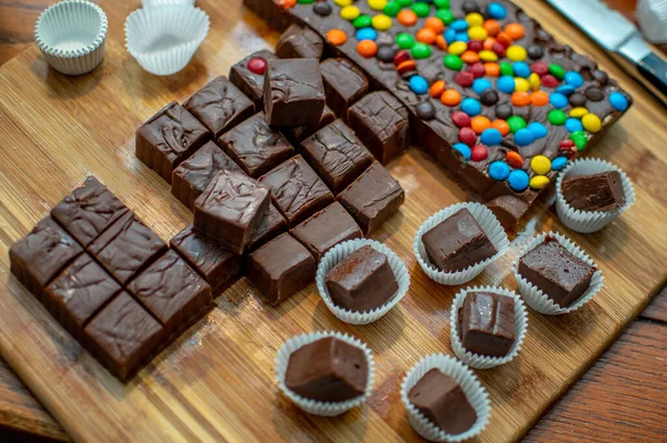 Fresh Chocolate Fudge Candy Fudge Cut Cubes Placed Candy Cups — Stock Photo, Image